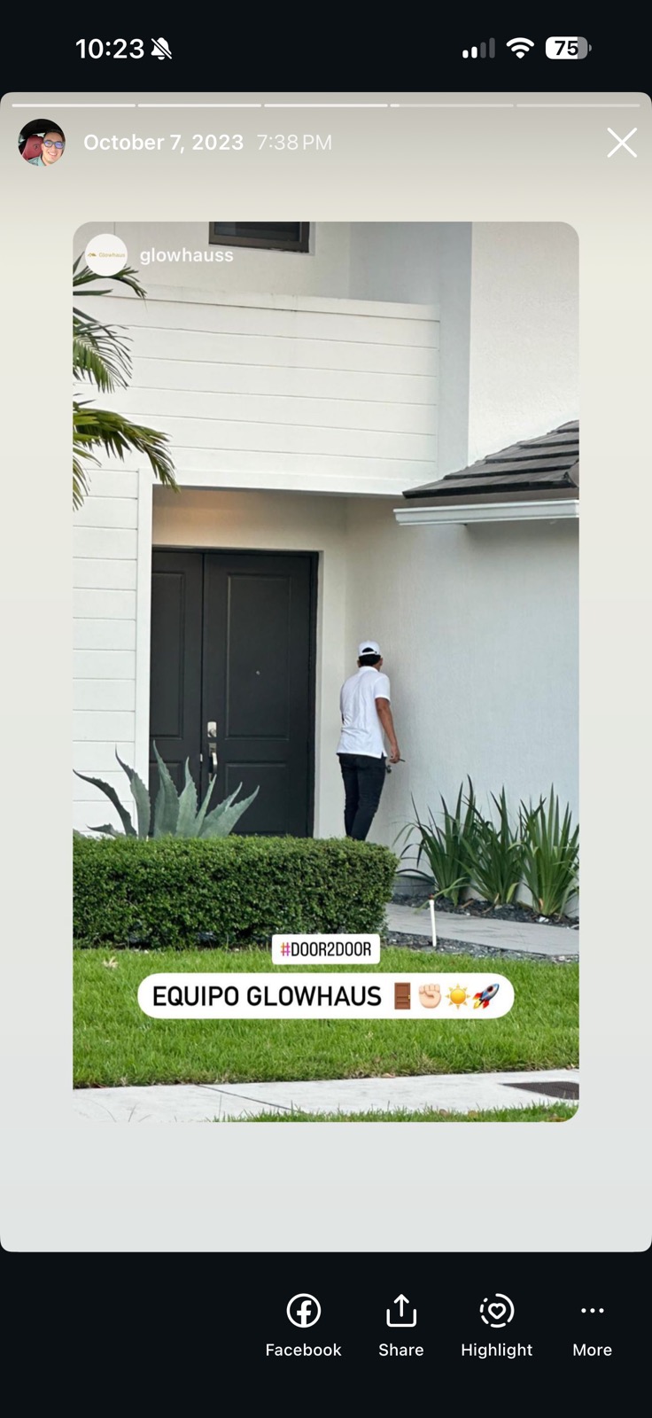 Glowhaus rep knocking on a front door, captioned Equipo Glowhaus #DOOR2DOOR.