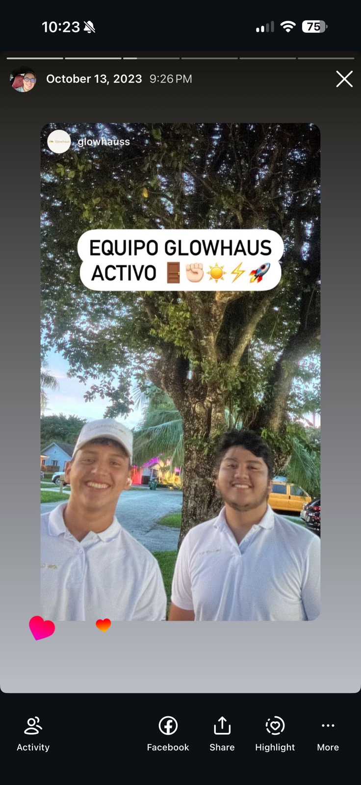 Two young Glowhaus sales reps in branded white polos, captioned Equipo Glowhaus activo.