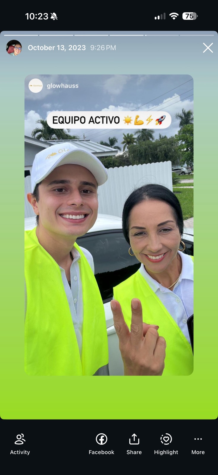 Two Glowhaus reps in hi-vis vests and branded caps, captioned Equipo activo.
